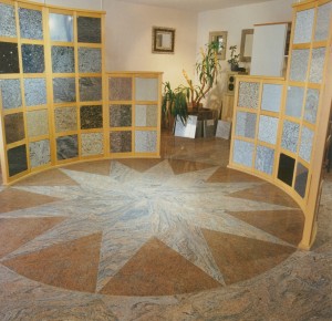 Ausstellungsraum mit Musterplatten